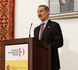Don Felipe durante su intervención en la Escuela Diplomática