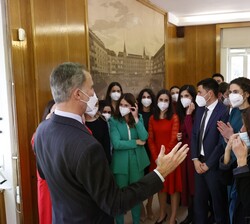 Don Felipe conversa con el grupo de secretarios de Embajada de la LXXIII Promoción de la Carrera Diplomática
