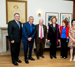 Su Majestad la Reina Sofía acompañada de los miembros del Queen Sofía Spanish Institute, la Real Academia de la Historia, el Hunter College y el embaj