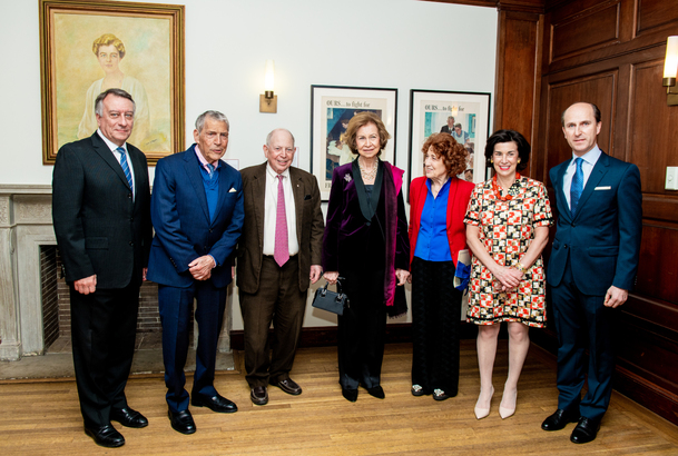 Su Majestad la Reina Sofía acompañada de los miembros del Queen Sofía Spanish Institute, la Real Academia de la Historia, el Hunter College y el embaj