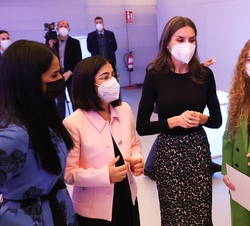 Doña Letizia durante el encuentro que mantuvo con las autoridades, premiados y asistentes a la ceremonia