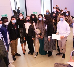 Su Majestad la Reina junto a algunos de los alumnos premiados