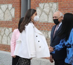 Su Majestad la Reina recibe el saludo de la vicepresidenta global de contenidos de Netflix, Bela Bajaria