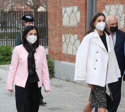 Doña Letizia, junto a las autoridades y personalidades que le recibierona a su llegada a la Casa del Lector