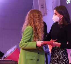 Doña Leitizia, acompañada de la ministra de Sanidad, hace su entrada en el salón de actos de la Casa del Lector