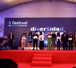 Su Majestad la Reina acompañada de los galardonados en esta II edición