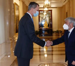 Su Majestad el Rey recibe el saludo del Director General del Catastro, Fernando de Aragón Amunárriz