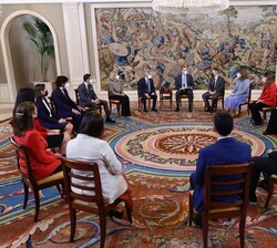 Su Majestad el Rey conversa con los asistentes de la XX promoción del Cuerpo Superior de Gestión Catastral