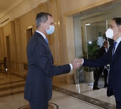 Su Majestad el Rey recibe el saludo del presidente del Grupo de Ciudades Patrimonio de la Humanidad de España, Carlos Manuel García Carbayo
