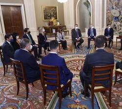 Su Majestad el Rey y los miembros de la Asamblea del Grupo de Ciudades Patrimonio de la Humanidad de España conversan durante la audiencia