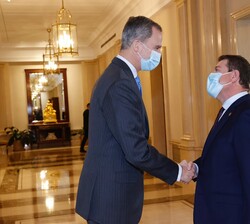 Su Majestad el Rey recibe el saludo del presidente de la Junta de Comunidades de  Castilla-La Mancha, Emiliano García-Page Sánchez