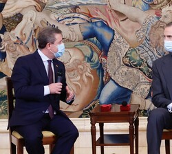 Su Majestad el Rey atiende a las palabras del presidente de la Junta de Castilla-La Mancha durante la audiencia