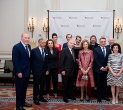 Su Majestad la Reina junto a miembros del Patronato del Queen Sofía Spanish Institute
