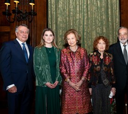 Su Majestad la Reina Doña Sofía junto a los premiados