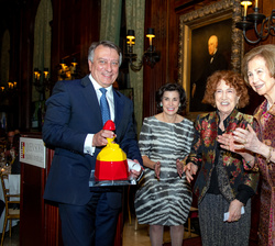 Su Majestad la Reina Doña Sofía junto a los premiados