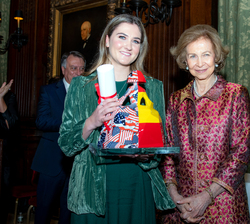 Su Majestad la Reina Doña Sofía junto a la hija del premiado José Andrés