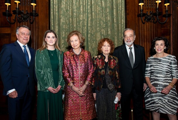 Su Majestad la Reina Doña Sofía junto a los premiados
