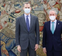 Su Majestad el Rey junto al presidente del Consejo General de Colegios Oficiales de Médicos de España, Tomás Cobo Castro