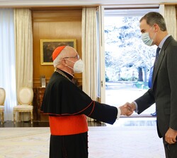 Su Majestad el Rey recibe el saludo del Cardenal Fernando Filoni, Gran Maestre de la Orden de Caballería del Santo Sepulcro de Jerusalén