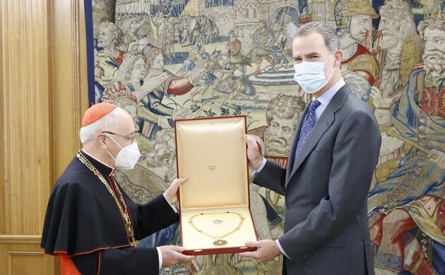 El Rey recibe el Gran Collar de la Orden de manos del Cardenal Fernando Filoni