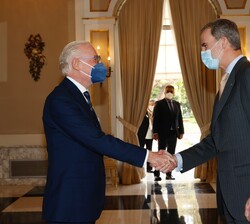Su Majestad el Rey recibe el saludo del presidente del Círculo Liceo de Barcelona, Francisco Gaudier