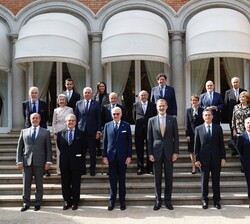 Su Majestad el Rey junto a los miembros de la Junta de Gobierno del Círculo Liceo de Barcelona