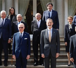 Fotografía de grupo de Su Majestad el Rey junto a los miembros de la Junta de Gobierno del Círculo Liceo de Barcelona
