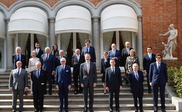 Su Majestad el Rey junto a los miembros de la Junta de Gobierno del Círculo Liceo de Barcelona