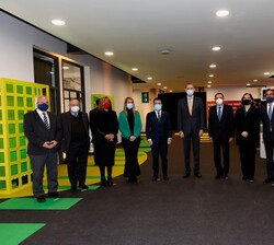 Su Majestad el Rey junto a las autoridades