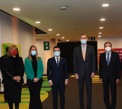 Don Felipe junto a las autoridades antes de iniciar su recorrido por los pabellones