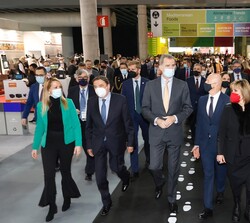 Su Majestad el Rey acompañado por las autoridades, inicia su visita a la exposición
