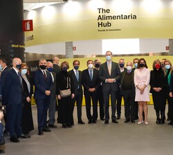 Su Majestad el Rey junto a las autoridades en The Alimentaria Hub