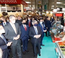 Su Majestad el Rey observa los vegetales expuestos durante su visita