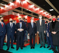 Su Majestad el Rey junto a las autoridades ante el stand del ministerio de Agricultura, Pesca y Alimentación