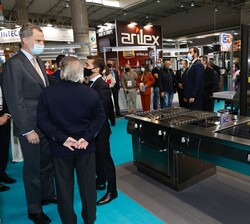 Don Felipe conversa con unos de los expositores del Salón