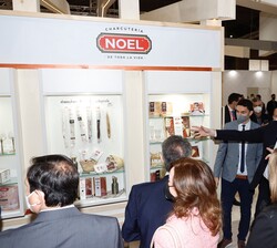 Don Felipe recibe una explicación sobre los productos de Noel Alimentaria