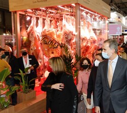 Su Majestad el Rey durante su recorrido por el Salón