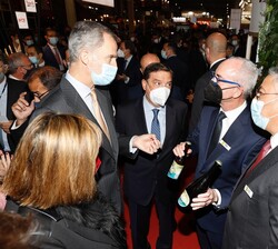 Enseñan uno de los productos a Su Majestad el Rey durante su recorrido