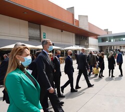 Don Felipe acompañado de las autoridades se traslada a otro de los pabellonesDon Felipe acompañado de las autoridades se traslada a otro de los pabell
