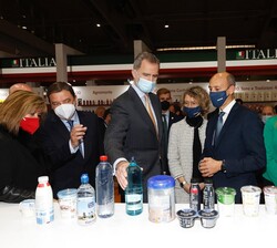 Su Majestad el Rey en el stand de Danone donde le explican sus nuevos productos