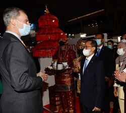 Durante su recorrido, Su Majestad el Rey visita el pabellón de Indonesia