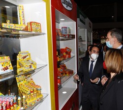 Don Felipe a su paso por el expositor de Conguitos