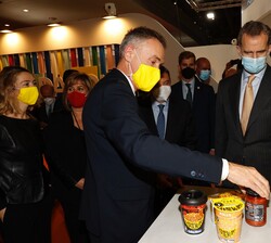 Don Felipe recibe una exposición sobre los productos de Gallina Blanca