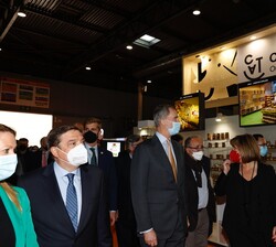 Su Majestad el Rey visita el pabellón Generalitat de Cataluña