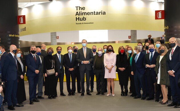 Su Majestad el Rey junto a las autoridades en The Alimentaria Hub