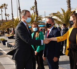 Su Majestad el Rey recibe el saludo de la segundo teniente de alcalde del Ayuntamiento de Barcelona, Janet Sanz
