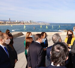 Su Majestad el Rey conversa con las autoridades que le recibieron a su llegada al puerto