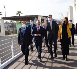 Don Felipe junto a las autoridades se dirigen a los paneles informativos sobre los proyectos de remodelación