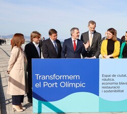 Su Majestad el Rey junto a un panel explicativo de las obras de transformación del Puerto y la ubicación de cada proyecto