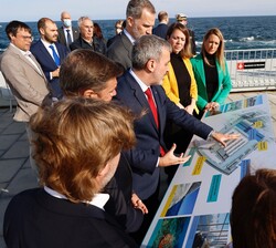 Don Felipe recibe explicación de los proyectos de regeneración del Puerto Olímpico de Barcelona con motivo de su 30 aniversario
